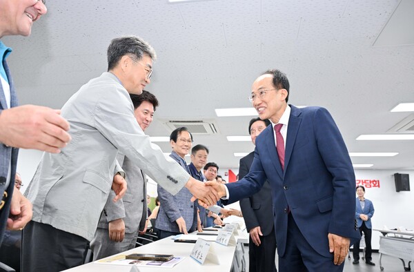 추경호 대구시장 당선인은 18일 대구 남구 대명동 상인회관을 찾아 대구시 상인연합회 관계자들과 간담회를 열고 전통시장과 골목상권이 직면한 현안을 청취했다.(사진_대구시장직 인수위원회)