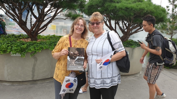 외국인이 우리공화당의 집회에 동감하며 태극기를 든 모습, 자유민주주의의 가치는 매우 소중한 것이라고 말했다.