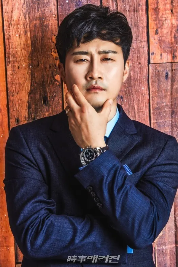 ‘그런줄만’이라는 곡으로 활동하고 있는 늦깎이 신인 트로트가수 황유찬.