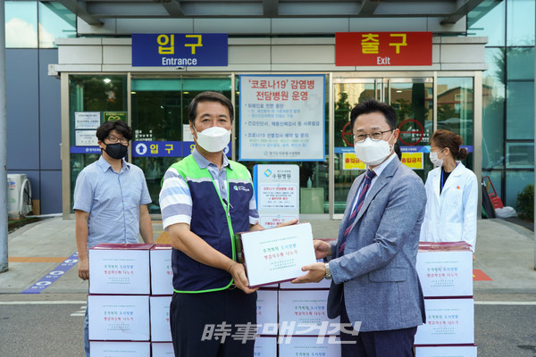 (사진= 경기도의료원 수원병원 감자나눔 전달식)
