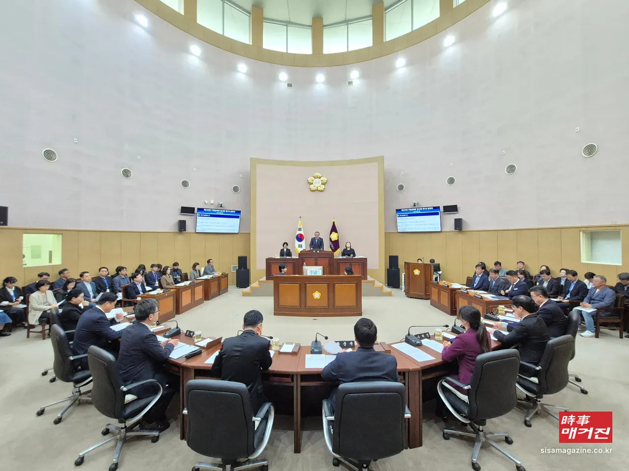 23일 기장군의회가 본회의장에서 제299회 임시회 제1차 본회의를 열고 조례안 등 주요 안건을 논의하고 있다. 이번 임시회는 오는 29일까지 7일간 진행되며 총 25건의 안건을 심사한다.(사진=기장군의회)