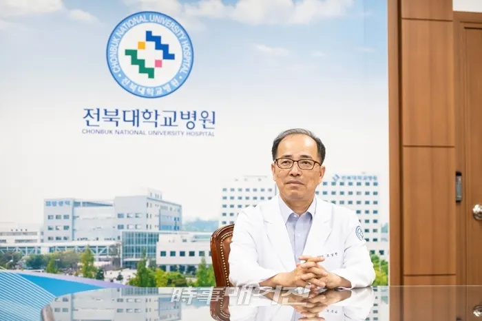 의료사각지대를 해소하고 지역주민의 건강 최후의 보루로써 안전망 구축을 위해 공공보건의료사업단을 중심으로 무료건강강좌, 의료봉사와 해외의료봉사 등 각종 사회공헌사업을 수행하고 오직 도민의 건강 주치의, 행복을 심어주는 병원으로 거듭나겠다는 조남천 병원장.