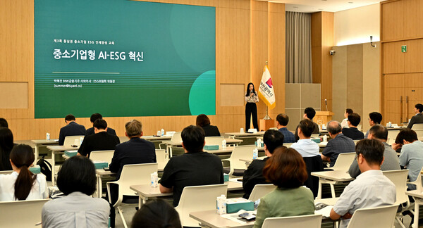 BNK금융그룹(회장 빈대인)은 부산시청 대회의실에서 부산시, 한국환경산업기술원과 함께 『제3회 동남권 중소기업 ESG 인재양성 교육』을 지원하며 지역 중소기업의 ESG 역량 강화와 탄소 경쟁력 제고에 나선다고 밝혔다.(사진_BNK금융그룹)