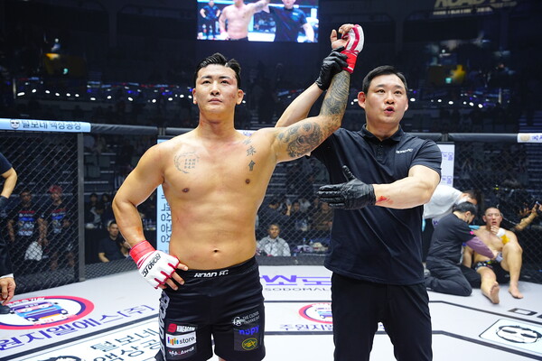 일본 종합격투기 단체 라이진 FF의 사카키바라 노부유키 대표는 최근 로드FC 정문홍 회장에게 직접 연락해, 챔피언 김태인의 부상 상태를 확인하며 지속적인 ‘러브콜’을 보내고 있는 것으로 전해졌다.(사진_ROAD FC)
