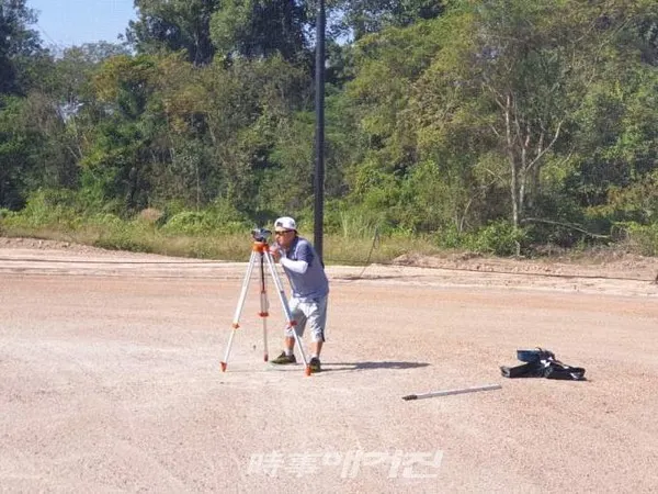 라오스 야구장을 직접 실측하고 있는 KT위즈 야구단의 그라운드 키퍼 김상훈 소장(사진_헐크파운데이션)