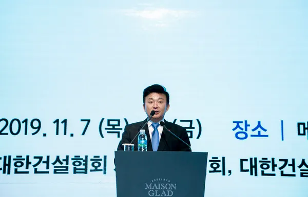 제주특별자치도 원희룡 지사가 지난 7일 메종글래드 제주에서 열린 '2019 건설산업 제주포럼' 개회식에서 축사를 하고 있다.