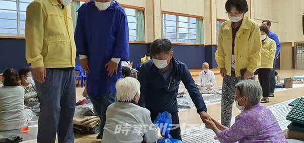 더불어민주당 서동용 국회의원(전남 순천시·광양시·곡성군·구례군(을))은 “지난주 계속된 집중호우로 산사태 등 큰 피해를 입은 곡성, 구례, 광양 등 수해 현장을 찾아 피해상황을 점검하며, 이재민들의 신속한 피해 복구와 민생안정을 위한 정부의 특별재난지역 우선 선포 및 범정부 지원대책 마련을 촉구하겠다”고 10일 밝혔다. (사진_서동용 국회의원 의원실)