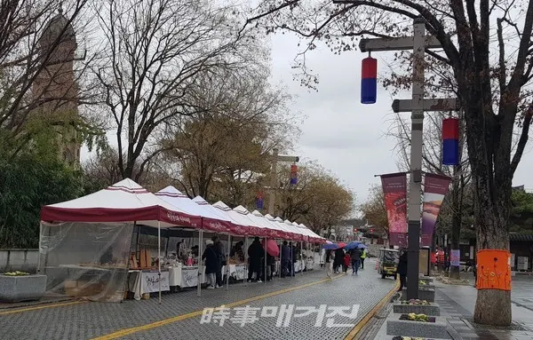 전주시는 올해 공개모집을 통해 선발된 수공예 작가 12팀과 함께 매주 토·일요일, 공휴일 오전 10시부터 18시까지 전동성당 앞 태조로 일대에서 한옥마을 문화장터를 운영한다고 28일 밝혔다.