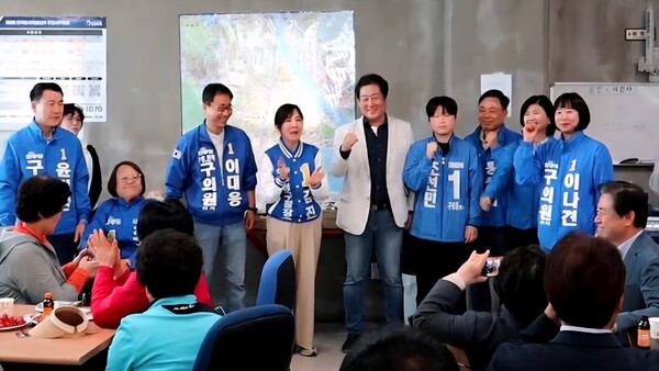 25일 오후2시 부산 수영구 수영연안빌딩 6층에서 열린 '수영덕후 선거사무소' 개소식에서 김영춘 전 장관과 박재호 전 의원, 변성완 더불어민주당 부산시당위원장, 유동철 지역위원장 등 주요 참석자들이 수영구의 '균형발전'을 위한 비전을 공유하며 개소를 축하하고 있다.(사진_캠프사무실)