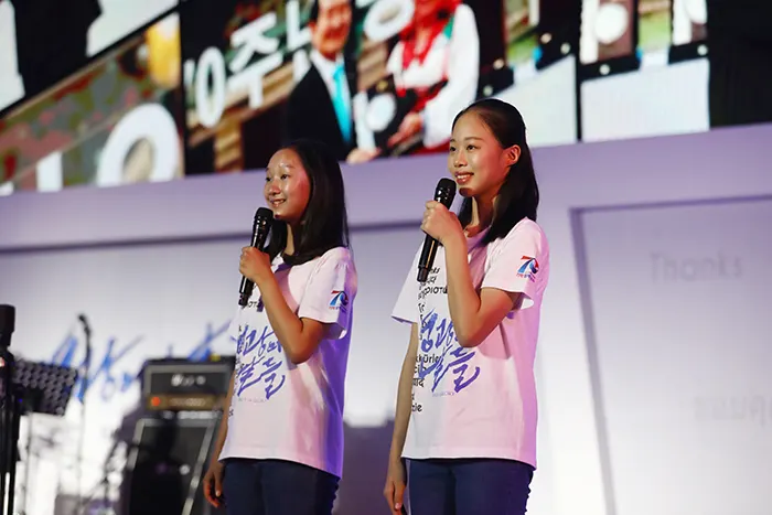 6․25전쟁 70주년 ‘유엔군 참전의 날’ 기념식에서 리틀엔젤스 예술단 허채민(좌), 권보빈(우) 단원이 ‘Moment of Glory’를 부르고 있다. (사진_김형석 기자)