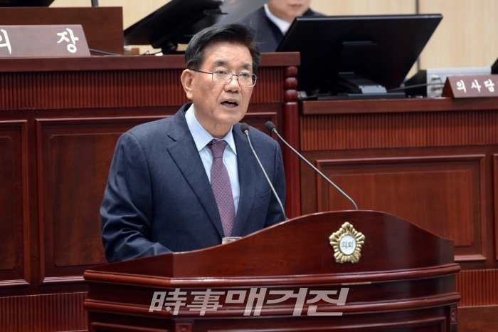 유덕열 동대문구청장이 27일 동대문구의회 본회의장에서 내년도 예산안과 동대문구 발전의 청사진에 대해 시정연설을 하고 있다. [사진_동대문구청 제공]