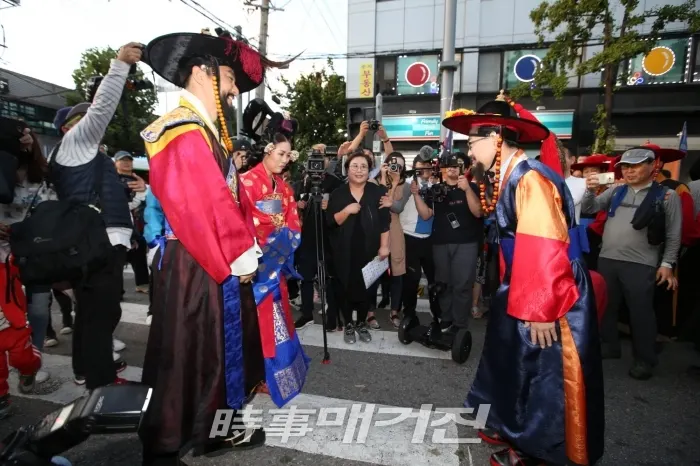 6일(토) 시흥현령을 맡은 유성훈 금천구청장(오른쪽)이 금천구에 마련된 시흥행궁 특설무대 부근에서 정조대왕(왼쪽)을 맞이하고 있다. [사진_금천구청 제공]
