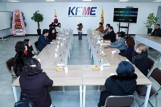 구무영 진해구청장이 전통시장상인, 소상공인들과 경제살리기 소통 대화를 하고 있다. (사진:진해구청)