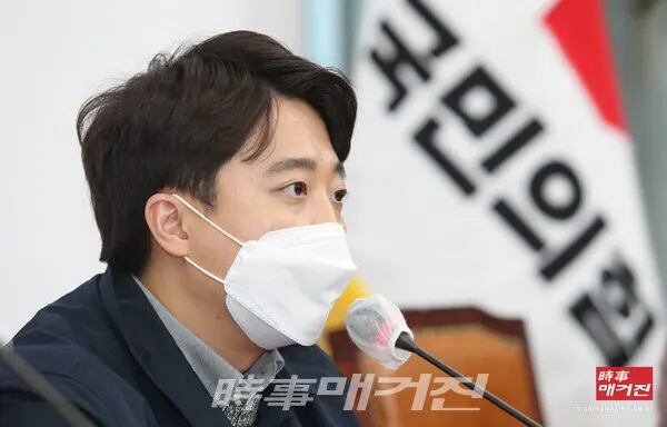 이준석 국민의힘 대표가 지난해 12월 21일 서울 여의도 국회에서 기자회견을 열고 중앙선거대책위원회의 모든 직책을 내려놓겠다고 밝히고 있다. 당시 이 대표는 상임선대위원장과 홍보·미디어 총괄본부장 등 2개의 역할을 맡고 있었다.(사진_뉴시스)