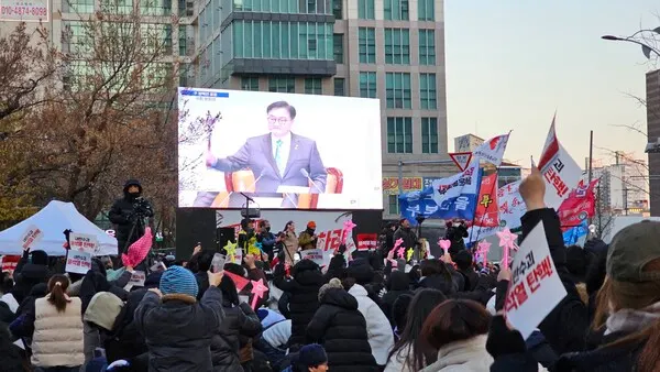 우원식 국회의장이 탄핵안 가결하자, 시민들이 환호하고 있다.(사진_강정덕 기자)