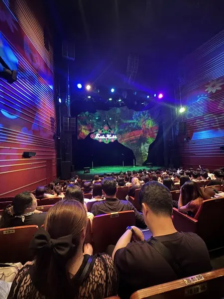 공연장을 가득 메운 관객들