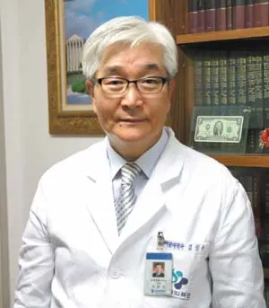 ▲ 평생 한의학을 연구하고 환자를 진료해 국내 중풍치료의 권위자로 우뚝 선 김성수 교수. 하지만 아직까지 중풍으로 고통받는 환자들이 많다는 것이 더 마음 아프다는 것이 그의 진심이다. 그래서 그는 연구하고 또 연구한다.