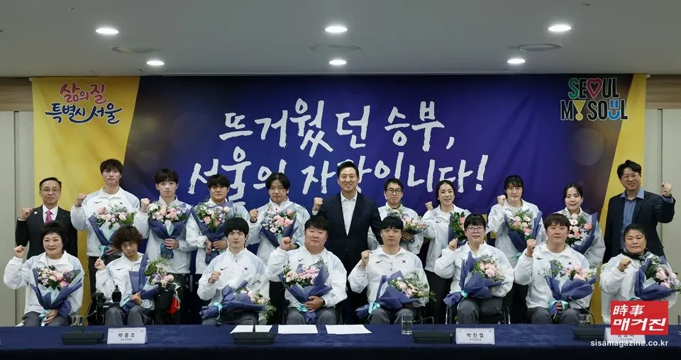 28일 낮 12시 오세훈 서울시장이 서울시청에서 ‘2026 아시안패러게임’에 출전한 서울시청 소속 선수단과 기념촬영을 하고 있다.(사진=서울시)