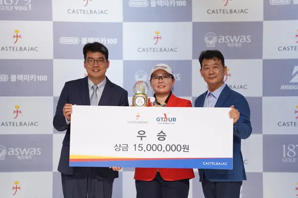 지난 27일(월) 골프존 조이마루에서 열린 ‘2020 까스텔바작 GTOUR 위너스컵 1차 결선 대회’ 시상식에서 (왼쪽부터) 골프존 손장순 상무와 우승자 정선아, 까스텔바작 김희범 상무가 기념사진을 촬영하고 있다.