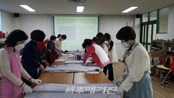 최근 코로나19가 대구·경북지역에서 종교시설을 통한 확진자가 다수 발생함에 따라 광주동구 법인어린이집연합회는 광주광역시 5개구 사회복지법인어린이집연합회와 함께 지난 27일, 28일 양일간에 걸쳐 직접 제작한 천 마스크 2천매를 대구 사회복지법인 어린이집연합회로 보낸다고 밝혔다.(사진_광주광역시 동구청)
