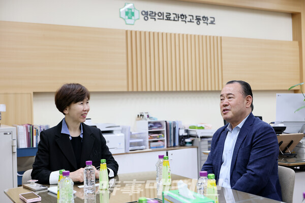 서울특별시체육회와 영락의료과학고등학교가 스포츠 행정 분야의 진로 체험 기회 제공을 위한 업무협약을 체결했다. (사진 오른쪽부터 김성범 사무처장, 김희영 교장)