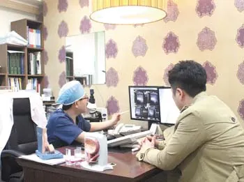▲ 환자에게 가족같이 다가가 문제가 무엇인지 꼼꼼히 챙기는 상담으로 유명하다.