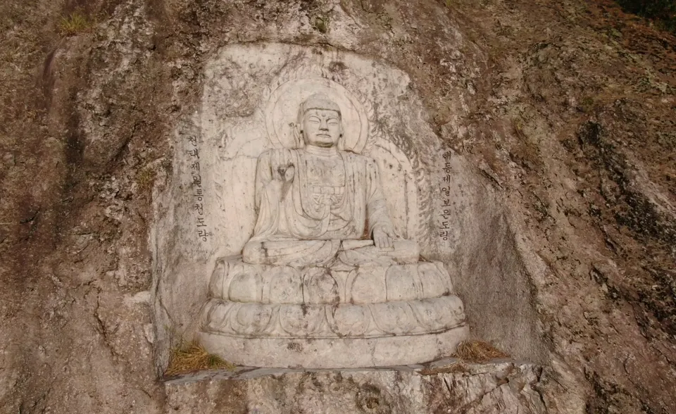 밀양 삼랑진 천태산 부은사 마애석불.(사진_문학박사 潤道 강윤관)
