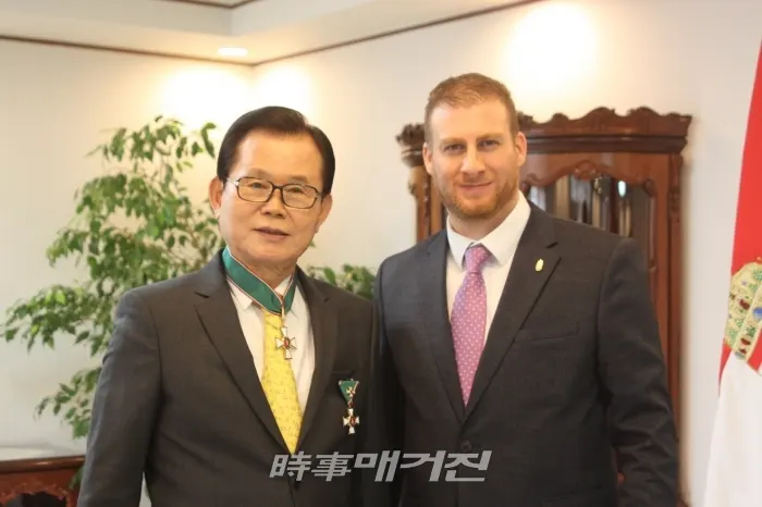 12일 주한 헝가리대사관에서 박철언 전 장관이 헝가리 십자 공로 훈장을 수여 받고 초머 모세 대사와 기념사진을 촬영하고 있다.(사진_박희윤 기자)