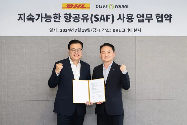 왼쪽부터 한지헌 DHL 코리아 대표와 서정주 CJ올리브영 SCM 담당이 ‘고그린 플러스’ 서비스 이용 업무협약식을 마치고 기념 촬영을 하고 있다.(사진_ CJ올리브영)