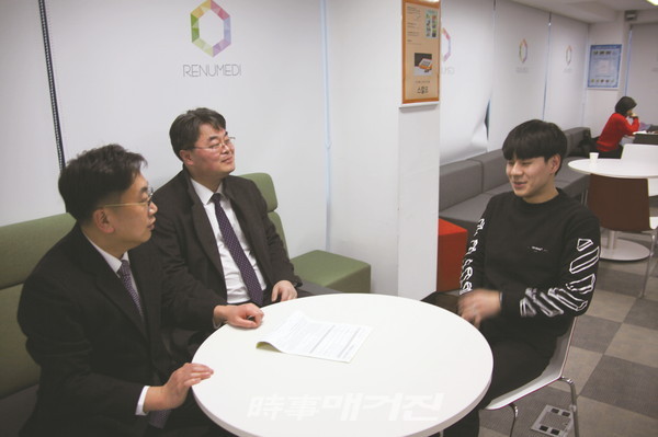 기본을 지키며 사람을 중시하는 (주)리뉴메디 이상혁 회장과 추진룡 대표이사가 직원 미팅을 하고 있다.