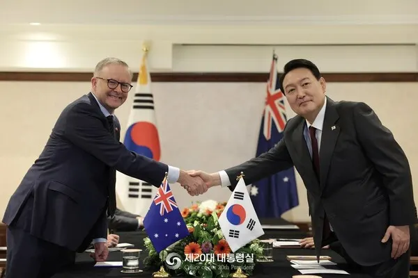나토(NATO·북대서양조약기구) 정상회의 참석을 위해 스페인을 방문한 윤석열 대통령(오른쪽)이 28일(현지시간) 스페인 마드리드 한 호텔에서 열린 한국·호주 정상회담에 참석해 앤서니 알바니스 호주 총리와 기념촬영을 하고 있다.(사진_대통령실)