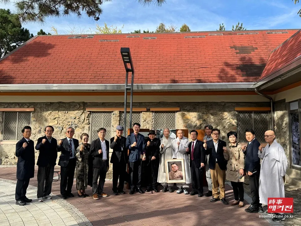 23일 부산 남구 국립부경대학교 대연캠퍼스 내 워커하우스를 방문한 국제종교연합 소속 종교지도자와 관계자들이 월턴 워커 장군의 초상화를 중심으로 기념촬영을 하고 있다.(사진=온병원)