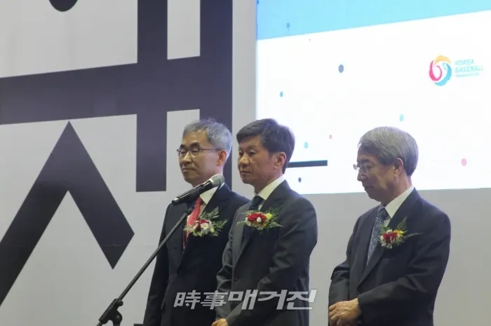 정몽규 대한축구협회장(가운데)이 19일 서울 강남구 코엑스에서 열린 '2019 서울국제도서전' 개막식에서 축사를 하고 있다.(사진_시사매거진)