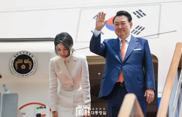 윤석열 대통령과 김건희 여사가 리투아니아에서 열리는 북대서양조약기구(NATO.나토) 정상회의 참석과 폴란드 순방을 위해 10일 성남 서울공항에 도착, 출국전 공군 1호기에서 인사하고 있다.(사진_대통령실)
