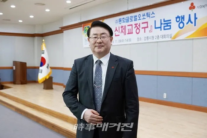 지난 2001년 DHO(주)동화글로벌오쏘틱스를 설립해 발의 건강을 전도하는 김용식 대표는 20여 년 동안 건강전도사로서 자신의 역할에 소홀함 없이 활동을 펼치고 있다.