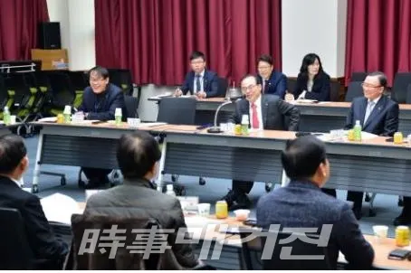 12일 오전 부산시청 12층 소회의실에서 조선사 및 조선해양기자재업체 관계자 조찬간담회가 개최되고 있다. (사진_부산시청)