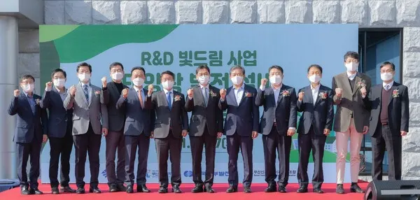 남부발전 이승우 사장(사진 왼쪽 여섯 번째)이 부산 강서구 ㈜DH콘트롤스 본사에서 KOSPO R&D 빛드림 사업 준공기념 행사를 하고 있다.(사진_한국남부발전)