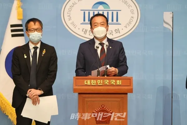 (사진출처 = 국민의 힘 엄태영의원 블로거 캡처 / 좌) 더불어민주당 박주민의원, 우) 국민의 힘 엄태영 의원)