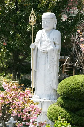 ▲ “원명사는 대웅전 외에도 지장전과 지장보살상이 몇 곳에 모셔져 있다”고 말하는 보운 스님은 원명사에 모셔진 지장보살 중 자모지장보살상은 세계의 대지진이나 나라의 큰 일이 일어나기 몇 일전부터 눈에서 눈물이 흘러내리는 이적을 보여 김해를 비롯한 경남일대에 많은 이들에게 입소문이 자자하다.