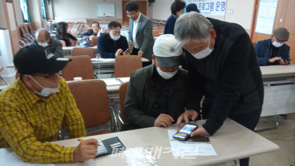 노인 핸드폰 교육(사진_전북도)