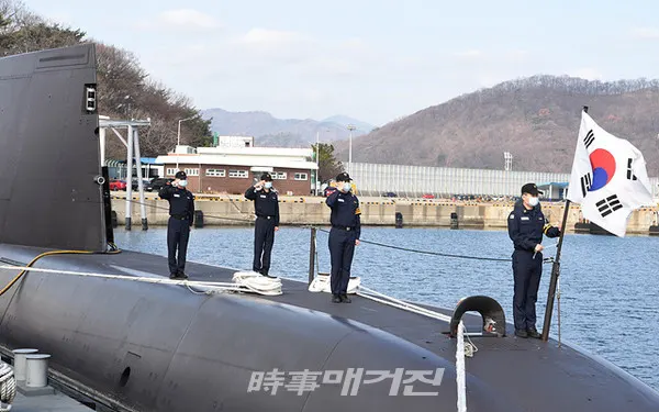 해군 잠수함사령부 윤봉길(SS-077)함 장병들이 3·1절을 맞아 3·1운동 101주년, 청산리·봉오동전투 100주년의 의미를 되돌아보며 국기 게양식을 진행했다.(사진_해군잠수함사령부)