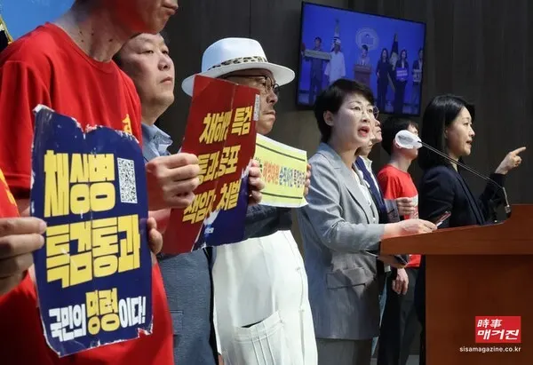윤석열 대통령은 앞서 5월 21일 ‘채상병 특검법’에 대해 재의요구권(거부권)을 행사했다. 윤 대통령은 이날 한덕수 국무총리 주재의 국무회의에서 의결된 채상병 특검법 재의요구안을 재가해 해당 법안을 국회로 돌려보냈다.(사진_뉴시스)