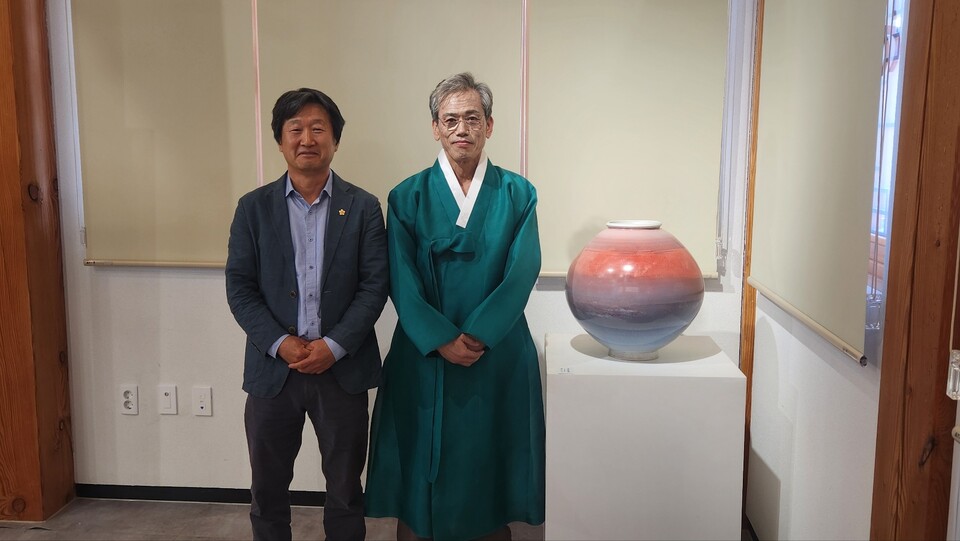 도예가 신동수작가(왼쪽), 대한제국 고종황제 장증손 이준 황손(오른쪽)