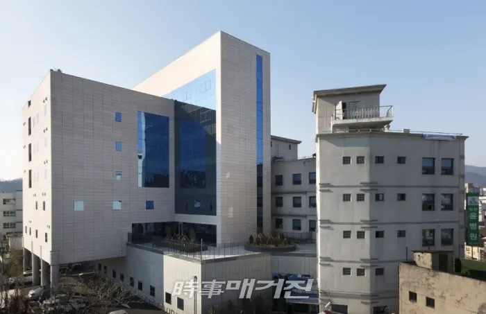 밀양윤병원은 의료서비스 향상에 총력을 기울이는 한편, 대대적으로 우수 전문의 영입, 첨단 의료장비 도입, 최신시설 확장 등을 통하여 위기를 정면 돌파하는 병원전략을 수립하고 대기시간을 줄이고 환자불편을 최소화하는 등 180여 명의 임직원들과 함께 한결같은 마음으로 최선을 다하고 있다.