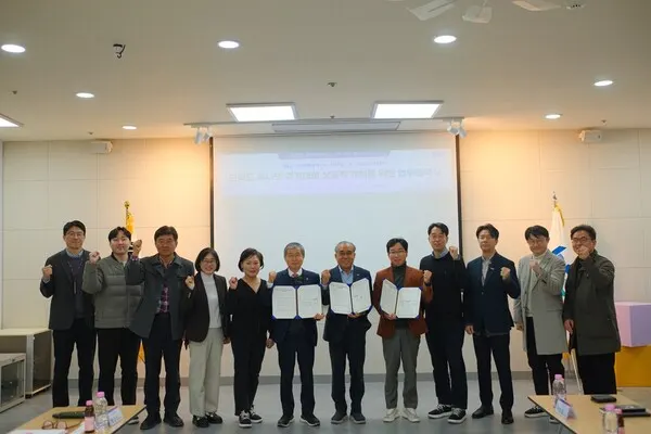 11일 사단법인 부산길, 걷기 편한 신발 브랜드 르무통과 함께 '2026년 제7회 오륙도 투나잇' 걷기대회의 성공적인 개최와 활성화를 위한 업무협약을 체결 후 관계자들과 기념촬영을 하고 있다.(사진_부산관광공사)