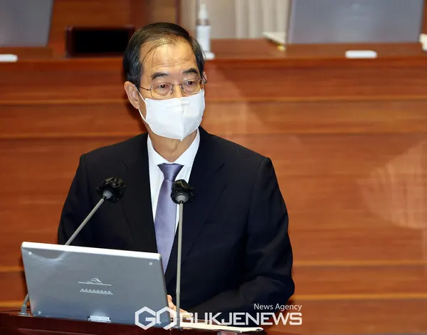 한덕수 국무총리가 19일 오후 서울 여의도 국회 본회의장에서 열린 제400회 국회(정기회) 제3차 본회의 정치분야 대정부질문에 출석해 답변 하고 있다.(사진_국제뉴스)