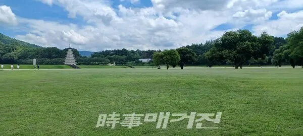 미륵사가 사라진 후 서탑과 당간지주만 남은 채 그 일대는 경작지와 민가가 조성되었다. 또한 일제강점기 때 그나마 남은 서탑의 반쪽마저 무너질 위기에 처하자 일본인들이 콘크리트를 잔뜩 부어 구조를 안정시켰다. 그나마 남은 유적들을 문화재로 지정하여 미륵사지 석탑은 국보 제11호, 미륵사지당간지주는 보물 제236호, 절터 전체는 사적 제150호로 지정되었다.(사진_안나겸 기자)