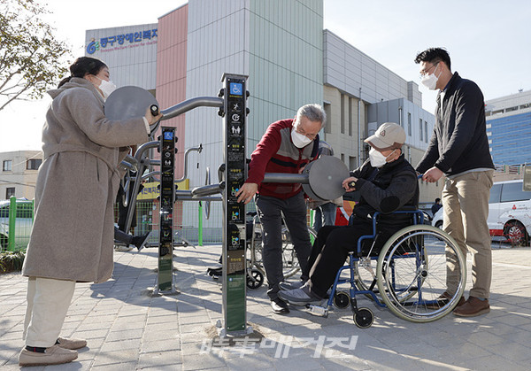 광주광역시 동구청은 ”장애인 건강증진과 건전한 여가생활 진작을 위해 다양한 장애인 생활체육 프로그램을 확대·추진한다“고 21일 밝혔다.(사진_광주광역시 동구청)