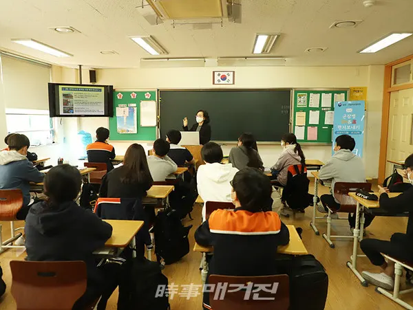 광주전남지방병무청은 “병무 홍보주간 행사의 일환으로 28일 광주 광산구 소재 장덕중학교에서 ‘찾아가는 병무행정 설명회’를 실시하는 등 연령 맞춤형 병무홍보를 추진하고 있다”고 밝혔다.(사진_광주전남지방병무청)