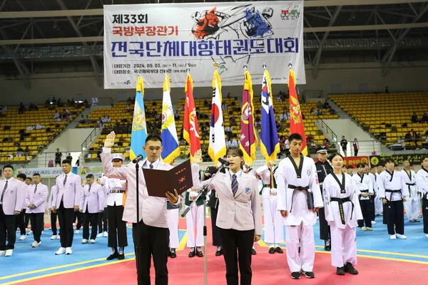 심판 대표 선서 상사 노시형(왼), 중위 임지윤(오) 대한태권도협회 상임 심판 (사진-경북태권도협회)